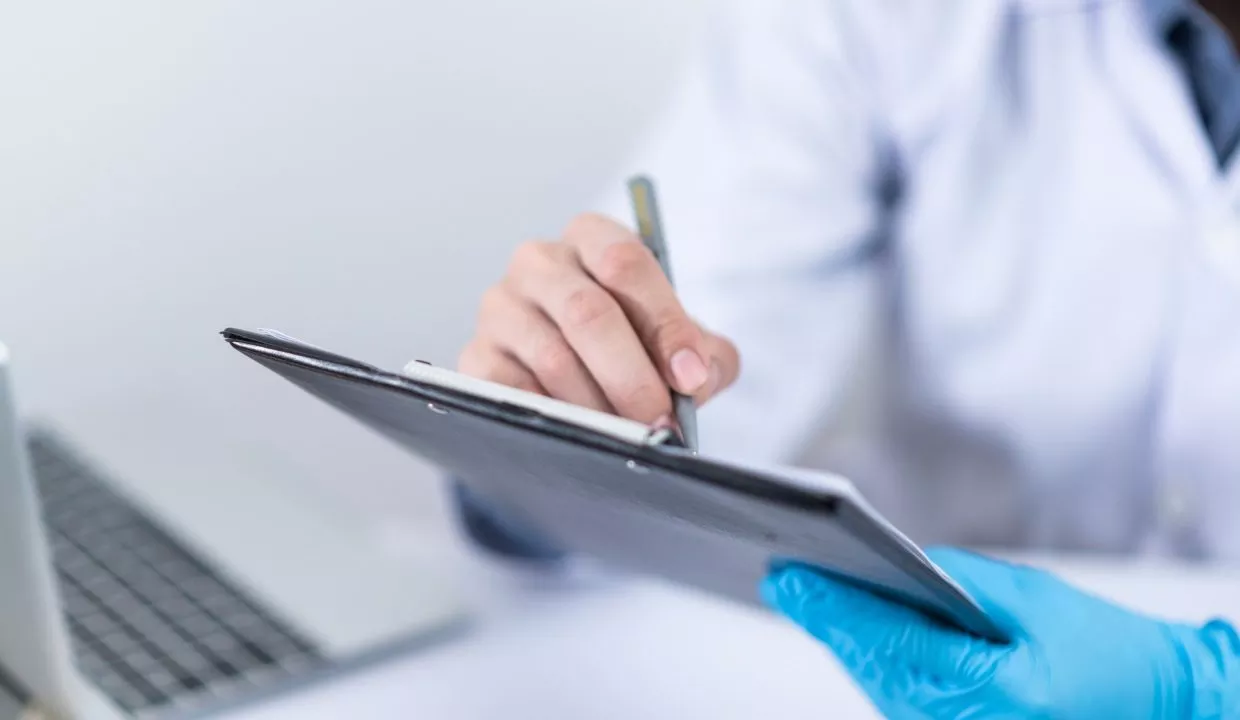 médecin tablette vaccin