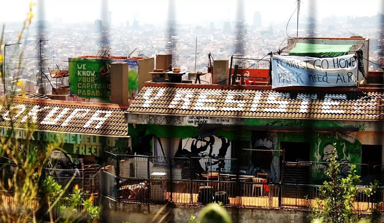 barreaux squat vue en hauteur ville