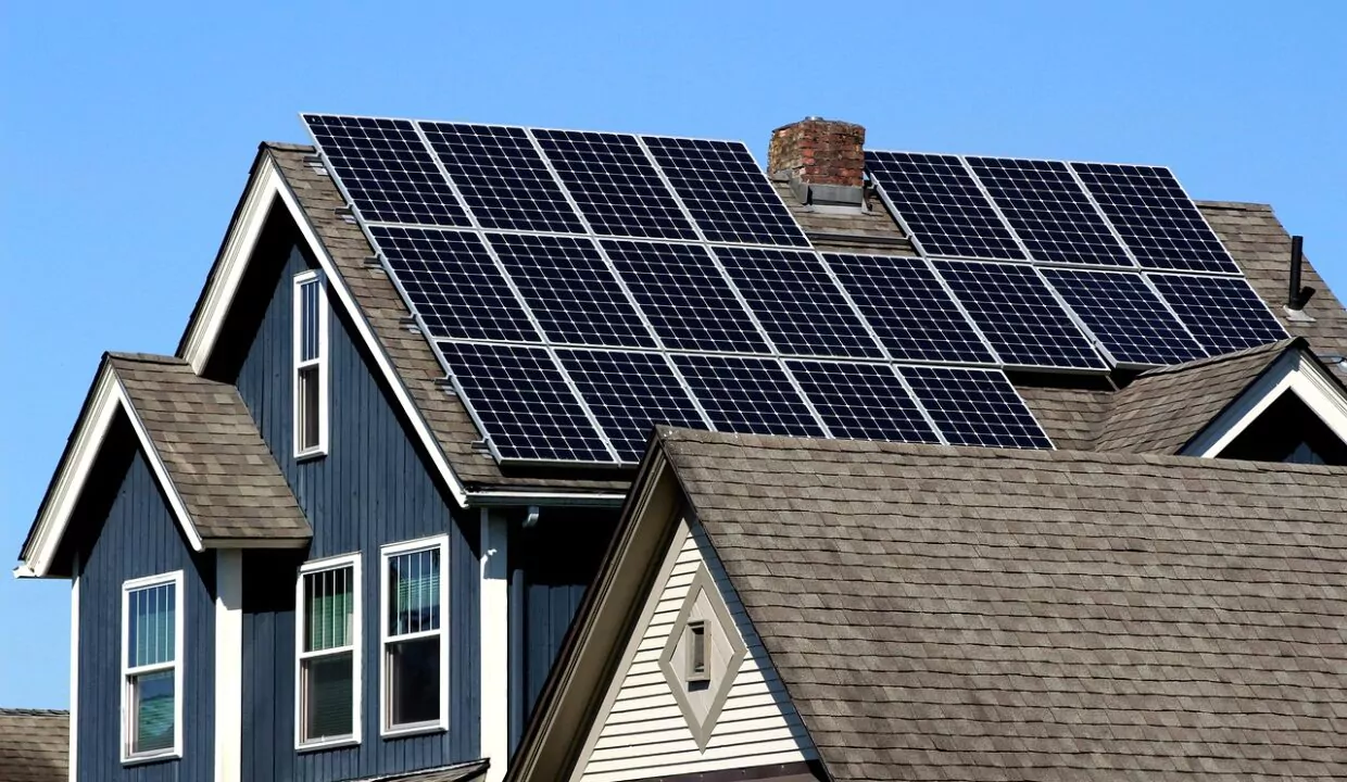 maison toiture panneaux solaires