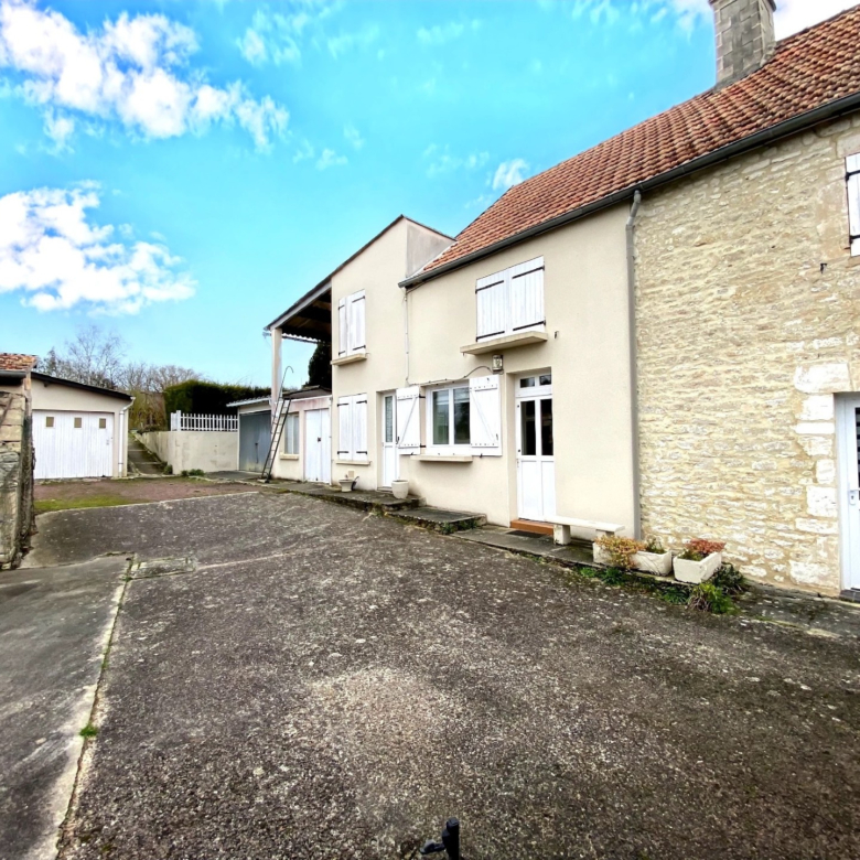 BAYEUX   Maison en pierres avec beau potentiel   20 min de Caen / 10 min de la mer
