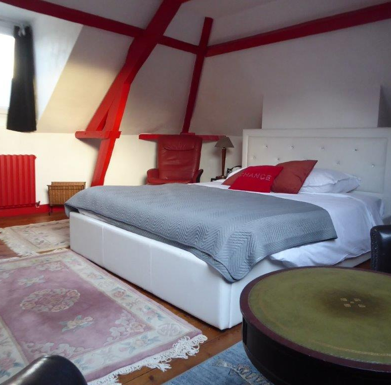 CORMEILLES - BELLE MAISON SPATIEUSE ET LUMINEUSE - 7 PIECES - PLUS DEPENDANCE