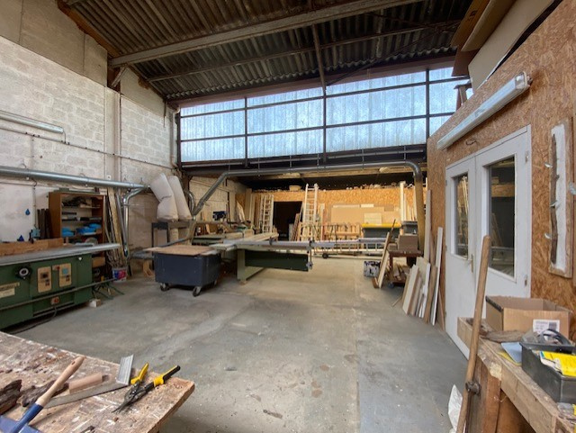 MURS PROFESSIONNELS AVEC GRAND ATELIER ET CAVE