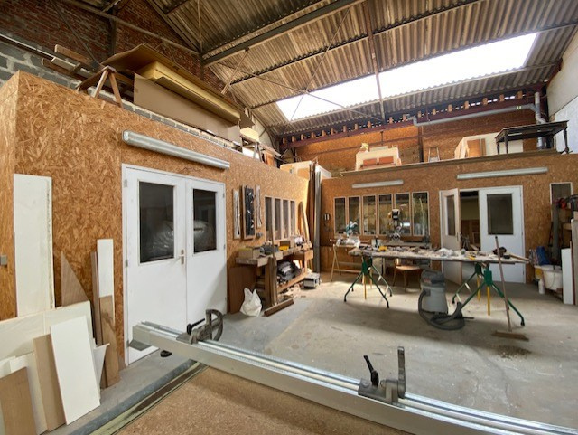 MURS PROFESSIONNELS AVEC GRAND ATELIER ET CAVE