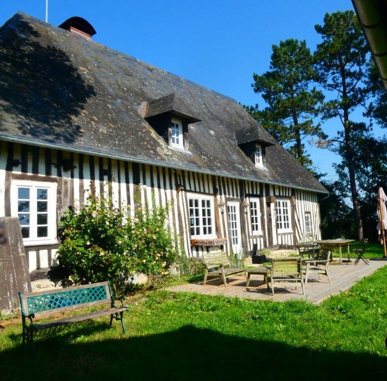 À 15 MIN DE PONT-L’ÉVEQUE – MAISON NORMANDE AVEC DEPENDANCES SUR UN TERRAIN DE PRES DE 2000 M2