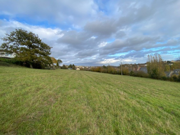 CONDE EN NORMANDIE CENTRE-VILLE - GRAND TERRAIN CONSTRUCTIBLE