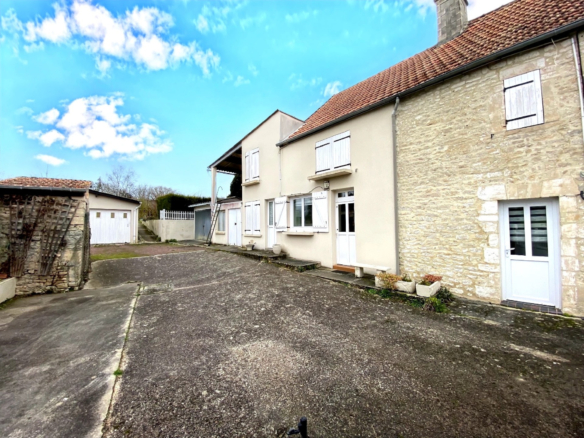 BAYEUX   Maison en pierres avec beau potentiel   20 min de Caen / 10 min de la mer