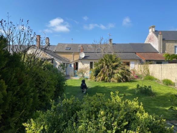 5 MN SUD DE BAYEUX – CHARMANTE MAISON DE VILLE T6 AVEC GRAND JARDIN ET DEPENDANCE