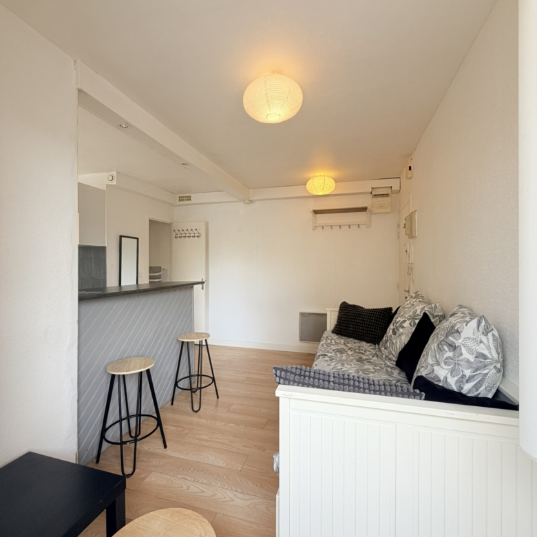 CAEN UNIVERSITE STUDIO MEUBLE 22m2