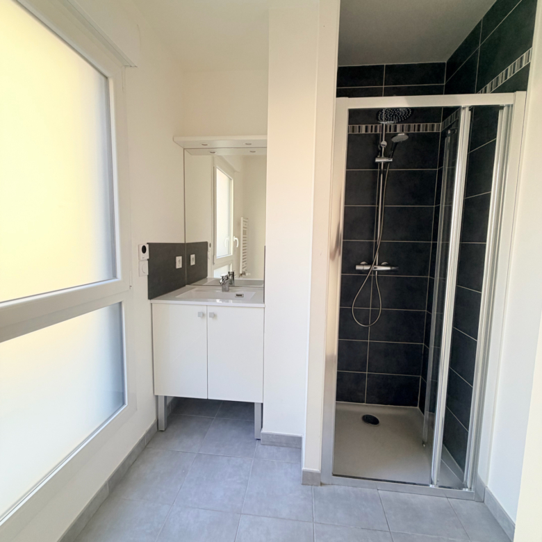 CAEN VAUCELLES APPARTEMENT 3 PIECES RESIDENCE RECENTE BALCON PARKING