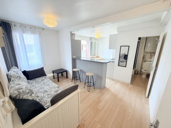 CAEN UNIVERSITE STUDIO MEUBLE 22m2
