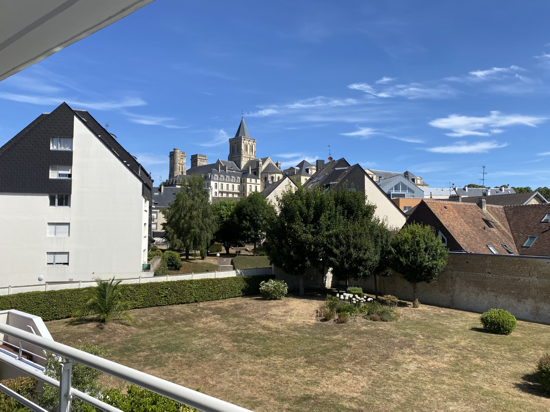 CAEN – BEL APPARTEMENT T4 – VENTE A TERME 12 ANS OCCUPEE A VIE
