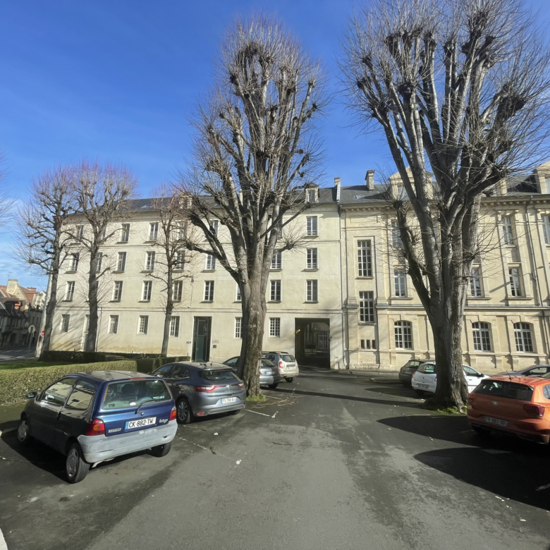 CAEN Centre ville Local commercial 102 m2 avec parking privatif