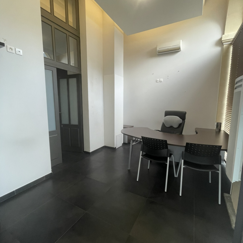 CAEN Centre ville Local commercial 102 m2 avec parking privatif