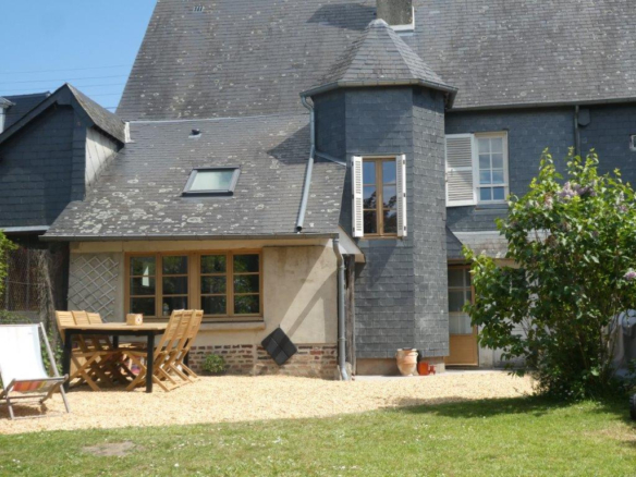 PONT L’EVEQUE – MAISON DE VILLE AVEC JARDIN ET TERRASSE