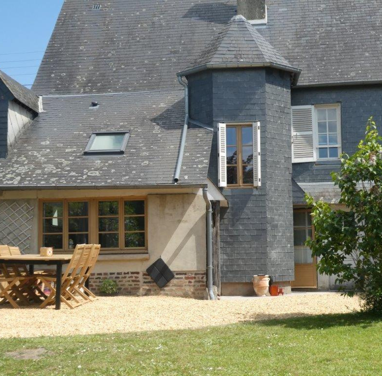 PONT L’EVEQUE – MAISON DE VILLE AVEC JARDIN ET TERRASSE