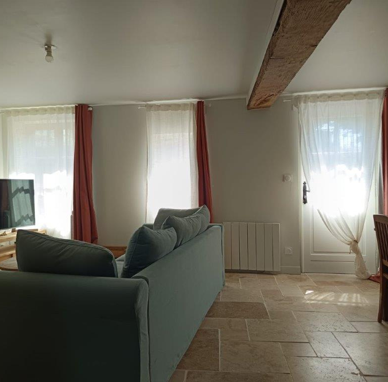 PONT L’EVEQUE – MAISON DE VILLE AVEC JARDIN ET TERRASSE