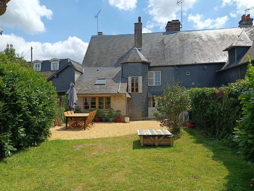 PONT L’EVEQUE – MAISON DE VILLE AVEC JARDIN ET TERRASSE