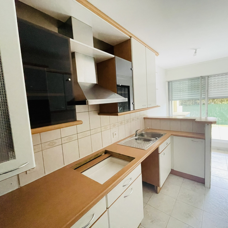 CAEN VERTE VALLEE  APPARTEMENT 82m2 T4 TERRASSE PARKING